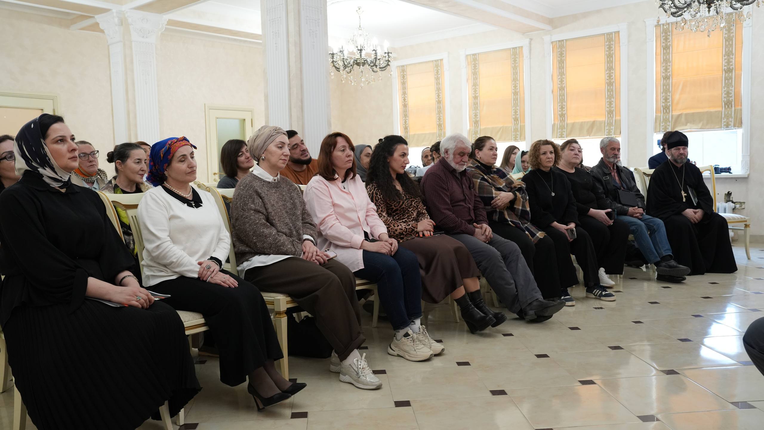 Эмин Мерданов и архиепископ Варлаам обсудили развитие религиозного туризма с представителями туристического сообщества